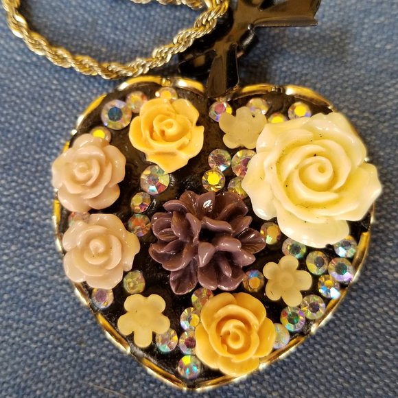 💜 🪷Betsey Johnson Vintage, RARE, & Hard To Find Raised Floral Heart Necklace - Picture 1 of 8